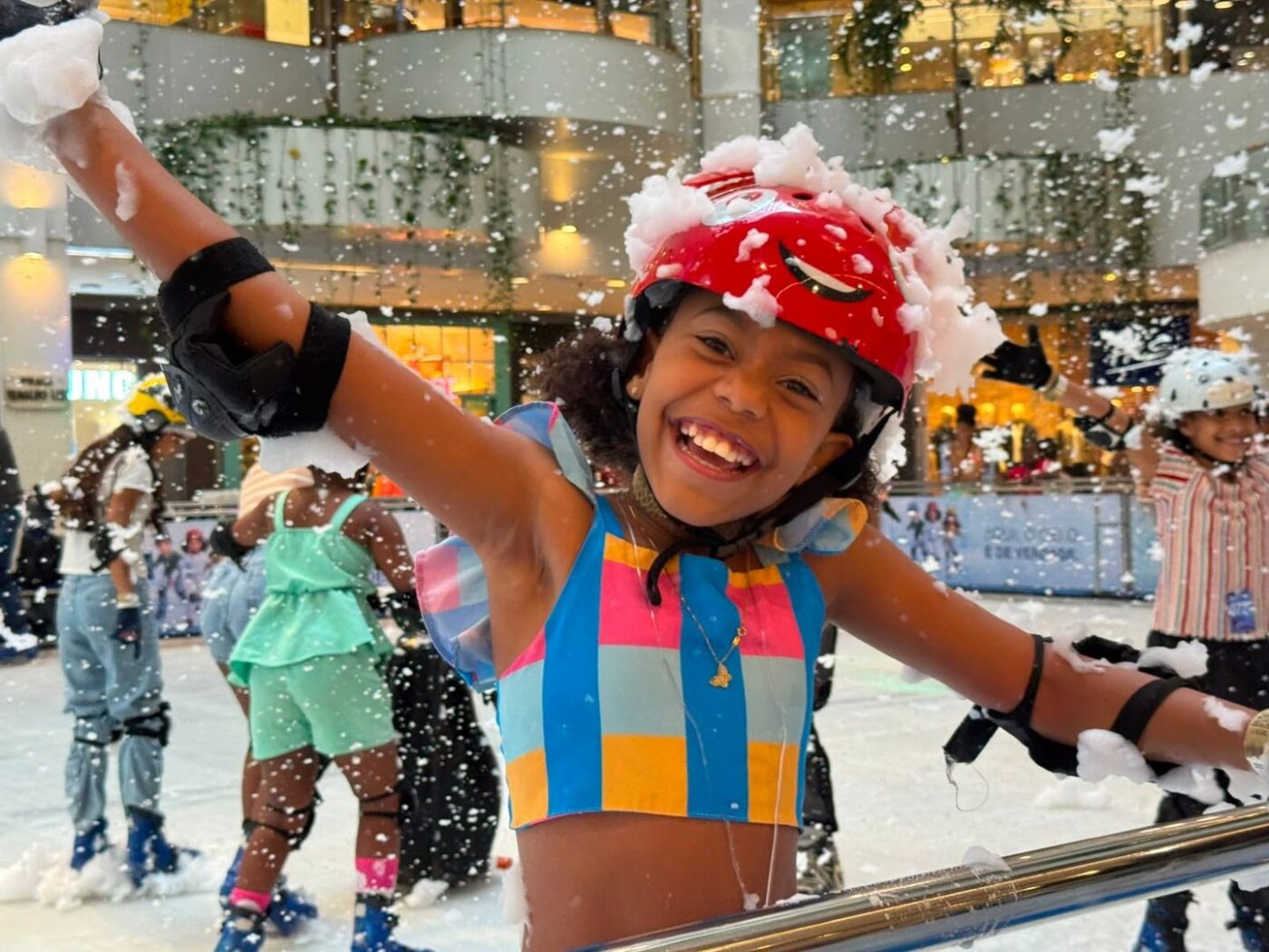 Shopping Barra recebe crianças e adolescentes do Calabar para sessão em pista de gelo