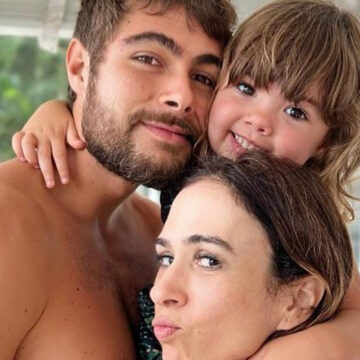 Tatá Werneck encanta ao cantar música especial para a filha durante momento na piscina; veja vídeo