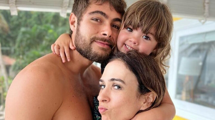 Tatá Werneck encanta ao cantar música especial para a filha durante momento na piscina; veja vídeo