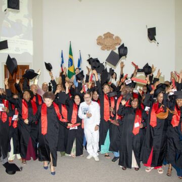 UFBA celebra formatura de 79 servidores e terceirizados em programa de EJA