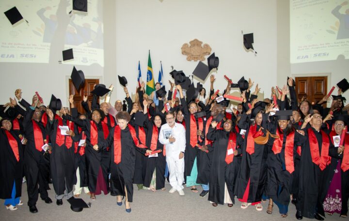 UFBA celebra formatura de 79 servidores e terceirizados em programa de EJA