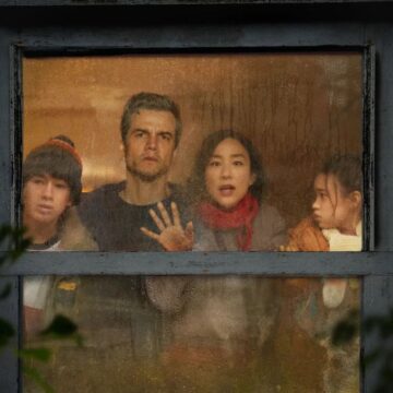 Novo suspense da Netflix prende Wagner Moura e Greta Lee em casa cercada por ameaça misteriosa
