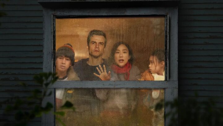 Novo suspense da Netflix prende Wagner Moura e Greta Lee em casa cercada por ameaça misteriosa