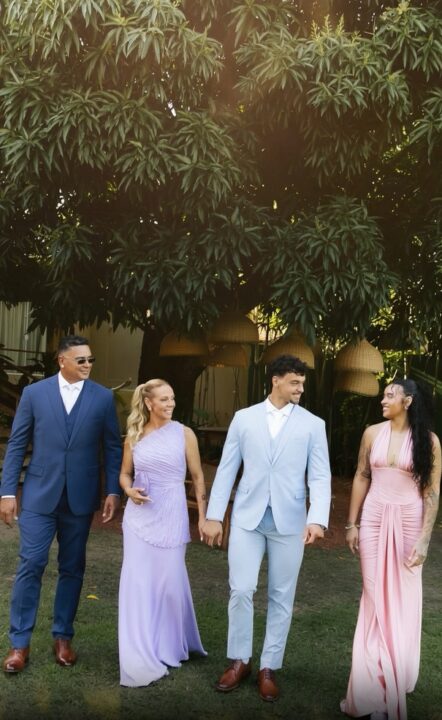 Victor Alexandre, filho de Carla Perez e Xanddy, chega acompanhado da família para casamento