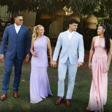 Victor Alexandre, filho de Carla Perez e Xanddy, chega acompanhado da família para casamento