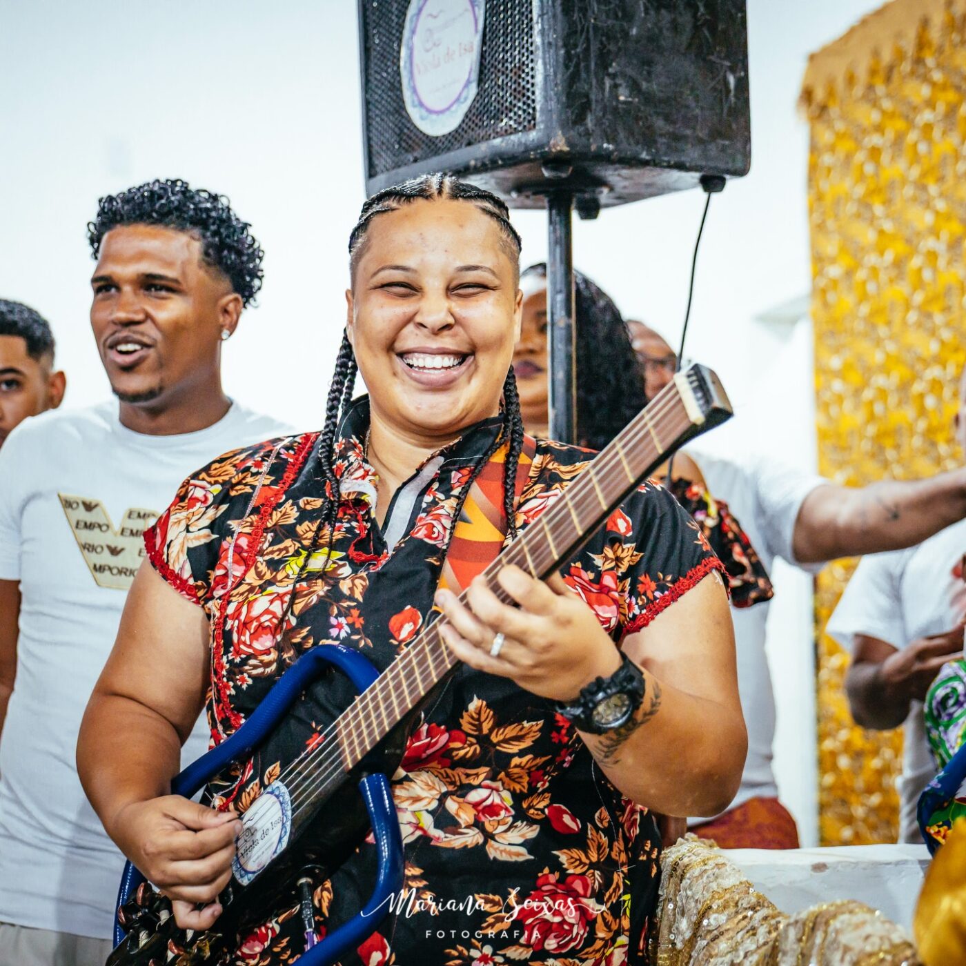 Conheça Viola de Isa, primeira mulher violeira de samba de terreiro da Bahia