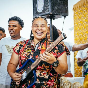 Conheça Viola de Isa, primeira mulher violeira de samba de terreiro da Bahia