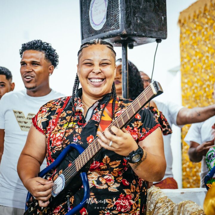 Conheça Viola de Isa, primeira mulher violeira de samba de terreiro da Bahia
