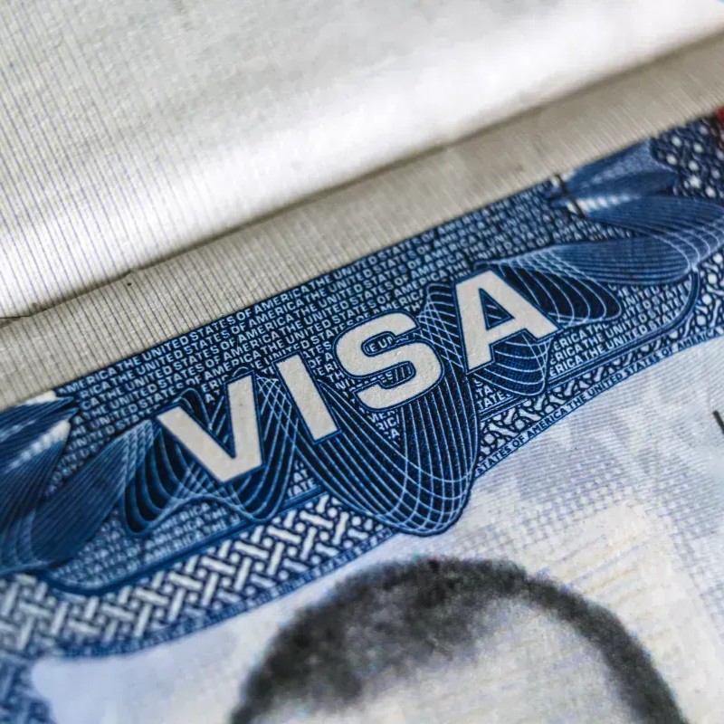 EUA suspende agendamento de entrevistas para vistos de imigrantes; entenda
