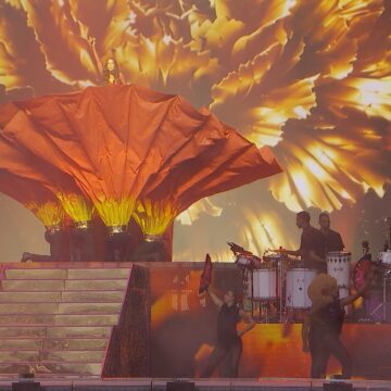 Começou! Ivete Sangalo inicia show no Rock in Rio sob chuva após dias de expectativa