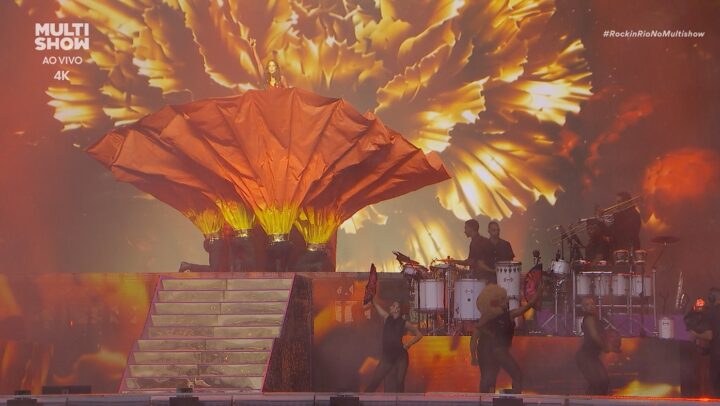 Começou! Ivete Sangalo inicia show no Rock in Rio sob chuva após dias de expectativa