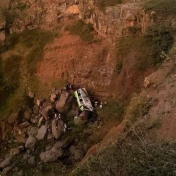 Ônibus com estudantes cai em desfiladeiro em Cabo Verde e deixa 22 mortos