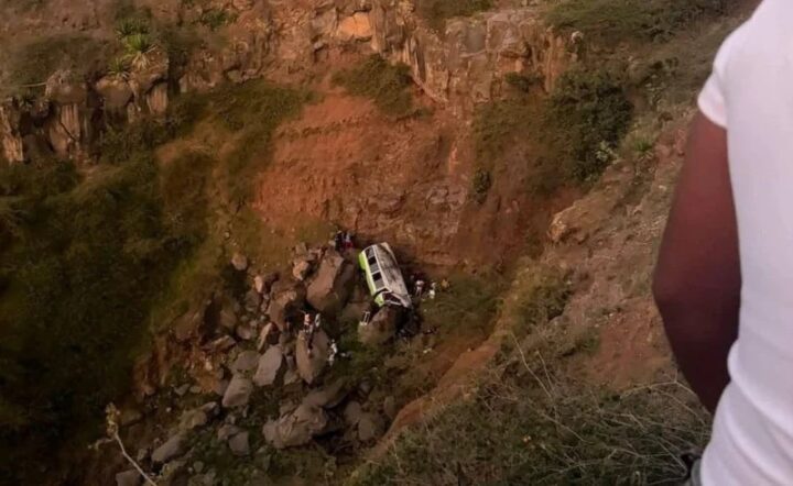 Ônibus com estudantes cai em desfiladeiro em Cabo Verde e deixa 22 mortos