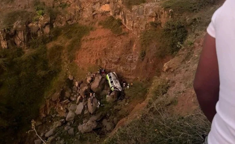Ônibus com estudantes cai em desfiladeiro em Cabo Verde e deixa 22 mortos