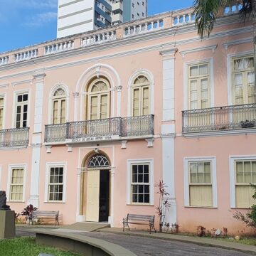Escola de Belas Artes da UFBA abre nova temporada de cursos com opções para crianças e adultos