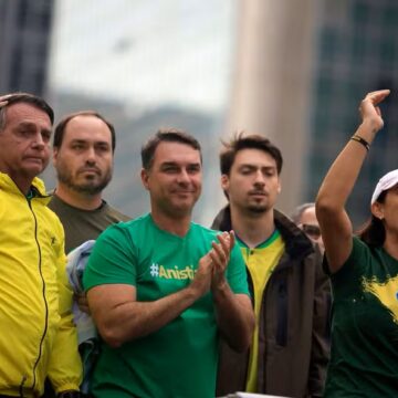 Financial Times compara família Bolsonaro aos Trump e aponta “estilo paranoico de política”