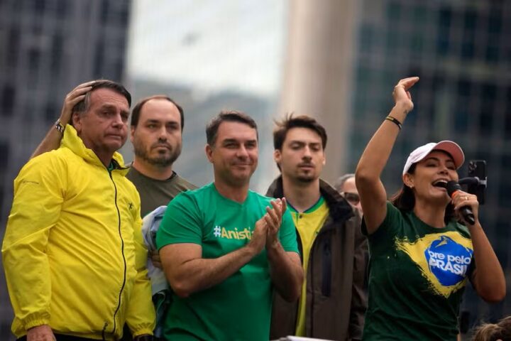Financial Times compara família Bolsonaro aos Trump e aponta “estilo paranoico de política”