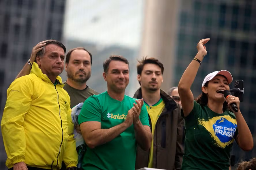 Financial Times compara família Bolsonaro aos Trump e aponta “estilo paranoico de política”