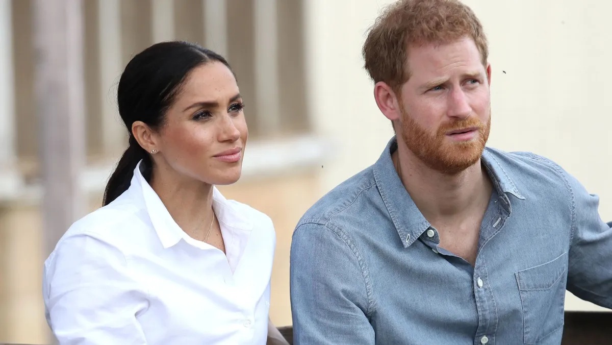 Príncipe Harry e Meghan Markle se surpreendem com carta do Palácio de Buckingham