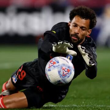 Sensação da Copa, Vozinha falha em jogo do Colo-Colo após indicação à Bola de Ouro; veja lance