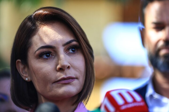 Michelle Bolsonaro atualiza estado de saúde após internação em Brasília