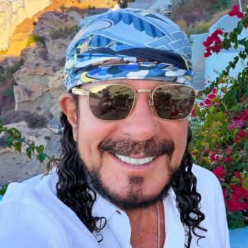Bell Marques completa 74 anos e celebra aniversário em viagem pela Grécia