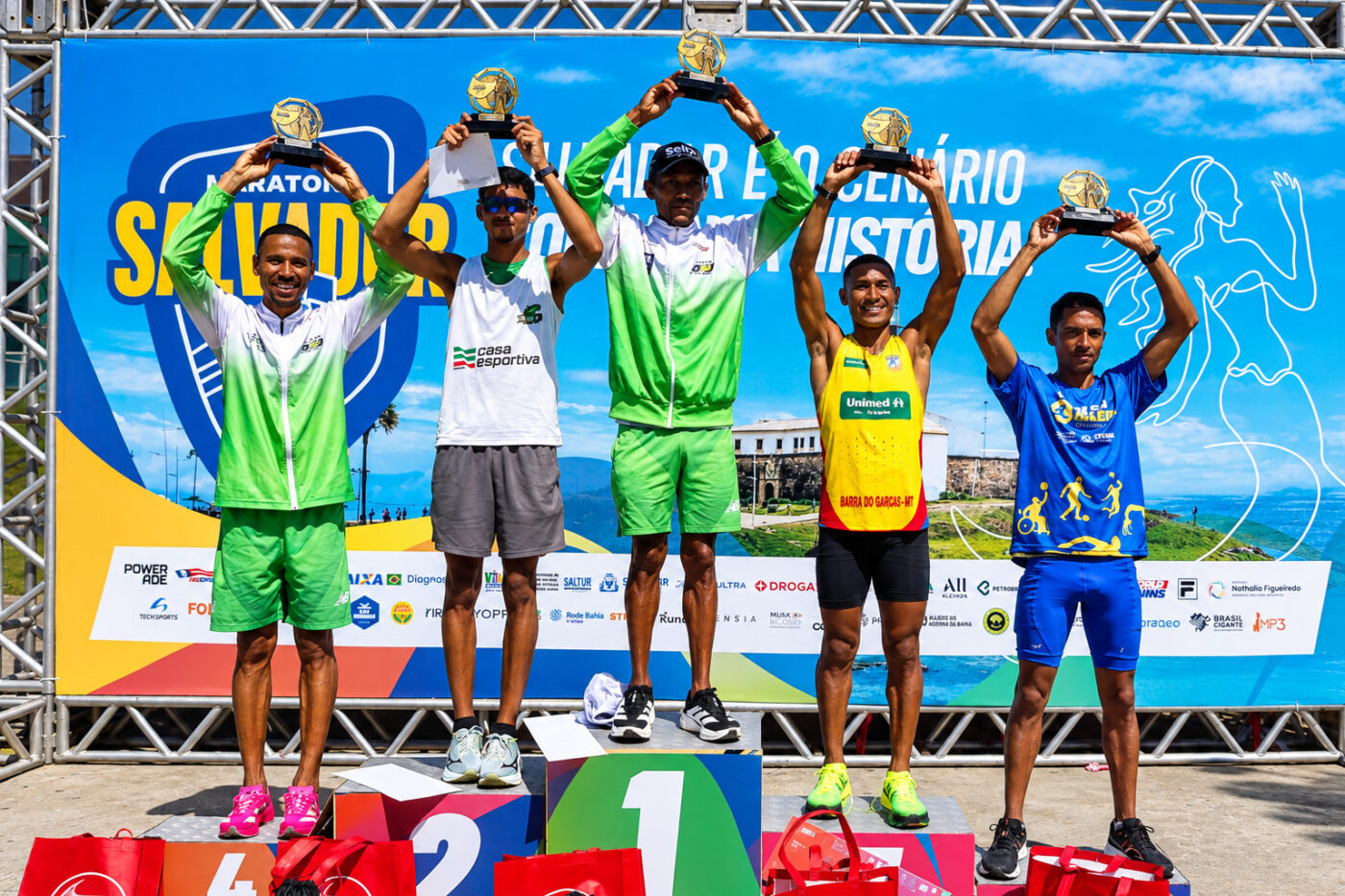 Aos 41 anos, atleta de Pernambuco bate recorde e conquista tricampeonato na Maratona Salvador