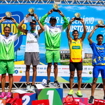 Aos 41 anos, atleta de Pernambuco bate recorde e conquista tricampeonato na Maratona Salvador