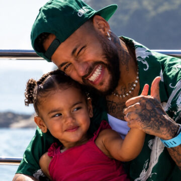 Aos 2 anos, filha de Bruna Biancardi e Neymar rejeita camisa com rosto da mãe e declara: “Sou Neymarzete”