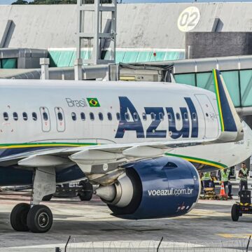 Azul tem mais de 80 voos cancelados após falha em GPS de aeronaves