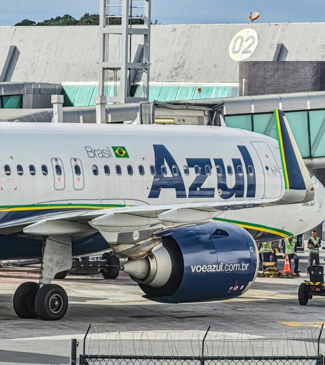 Azul tem mais de 80 voos cancelados após falha em GPS de aeronaves