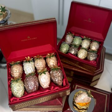 Doces de luxo: confeiteiro dos famosos vende morangos cravejados por R$ 460