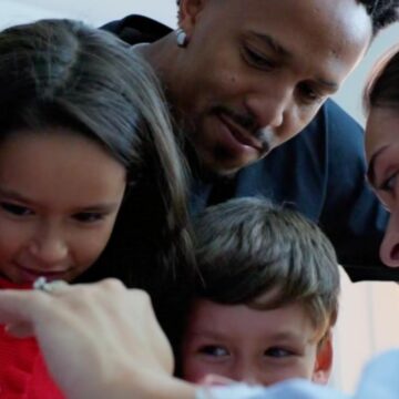 Tainá Militão encanta ao compartilhar primeiro contato dos filhos com irmão recém-nascido
