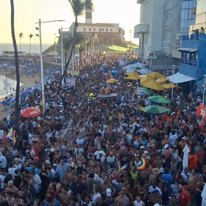Parada LGBT+ lota Farol da Barra com 13 trios elétricos em Salvador