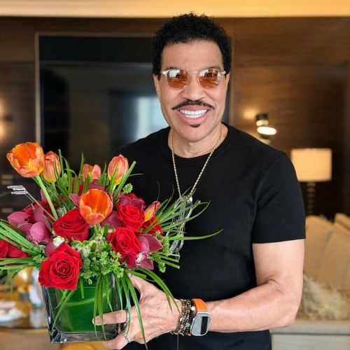 Lionel Richie se recupera após procedimento cardíaco e cancela três shows