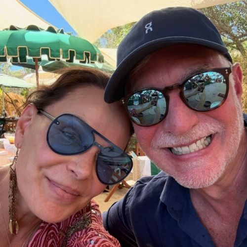 Aos 58 anos, Carolina Ferraz aproveita verão na Itália e surge em clima de romance