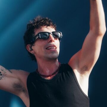 Mulher engana Lucas Silveira ao se passar por mãe de Di Ferrero no Rock in Rio