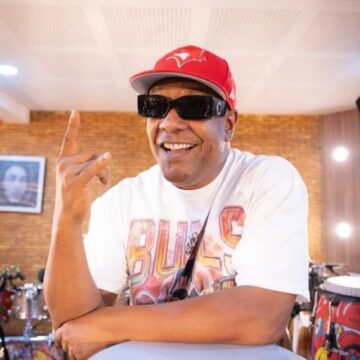 Márcio Victor mantém tradição da família e distribui caruru no bairro onde nasceu em Salvador