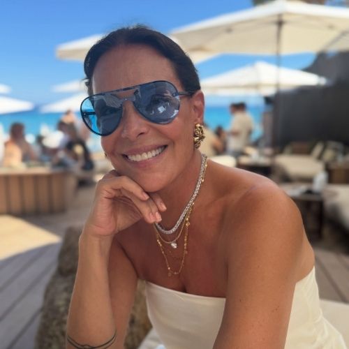 Aos 58 anos, Carolina Ferraz abre álbum de viagem pela Itália e encanta com registros da Sardenha