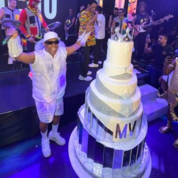 Márcio Victor reúne amigos em festa à fantasia para celebrar aniversário em Salvador