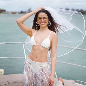 Juliette abre álbum de fotos de despedida de solteira com véu e biquíni