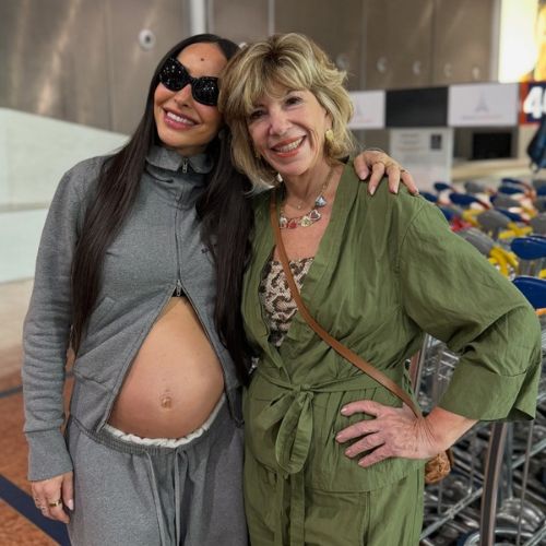 Sabrina Sato exibe barrigão em aeroporto de Paris e posa ao lado de Silvia Poppovic