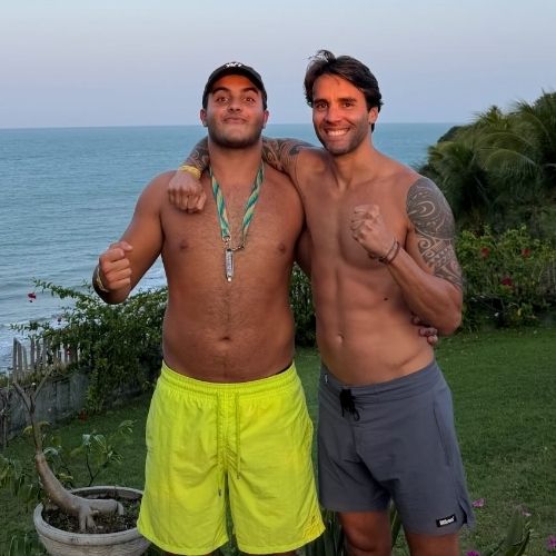 Aos 16 anos, filho de Ivete Sangalo impressiona ao surgir quase da altura do pai durante viagem