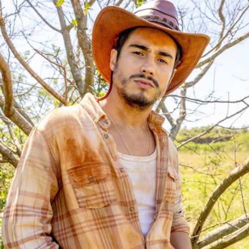 Baiano Danilo Mesquita aparece caracterizado como vaqueiro em nova novela das seis da Globo
