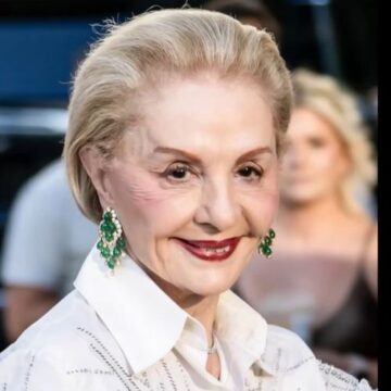 Aos 87 anos, Carolina Herrera impressiona ao desfilar de salto alto e exibir mobilidade