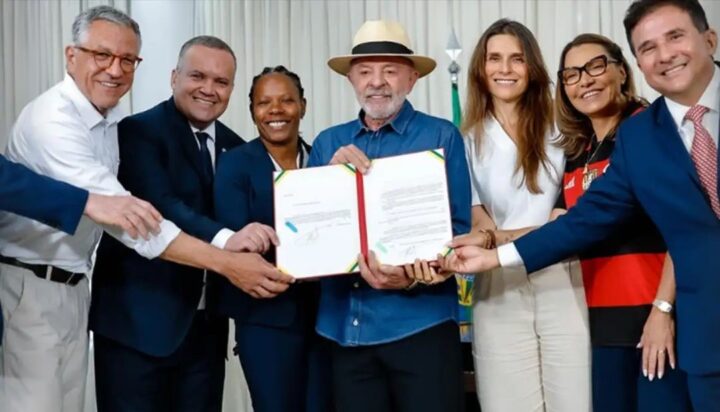 Lula sanciona lei que estabelece novas diretrizes para o futebol feminino no Brasil
