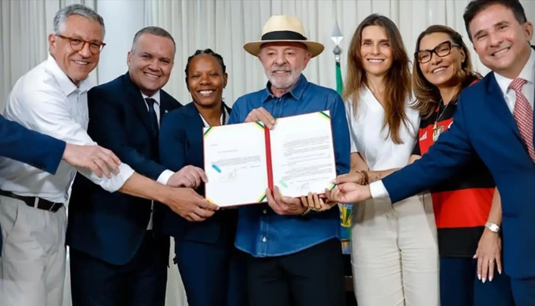 Lula sanciona lei que estabelece novas diretrizes para o futebol feminino no Brasil