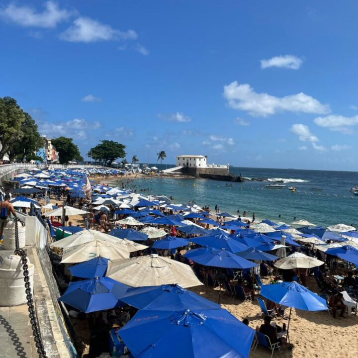 Último domingo do inverno tem sol e praia movimentada no Porto da Barra, em Salvador