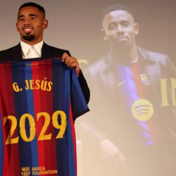 Aos 29 anos, Gabriel Jesus é anunciado pelo Barcelona e assume a camisa 9 de Lewandowski