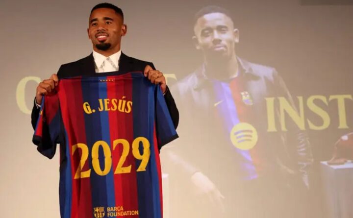 Aos 29 anos, Gabriel Jesus é anunciado pelo Barcelona e assume a camisa 9 de Lewandowski